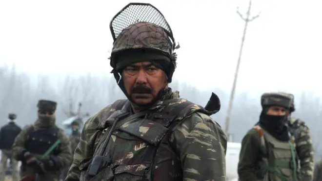 پلوامہ میں ملٹری پولیس اہلکاروں پر ہونے والے حملے میں کم سے کم 40 اہلکار ہلاک ہوئے