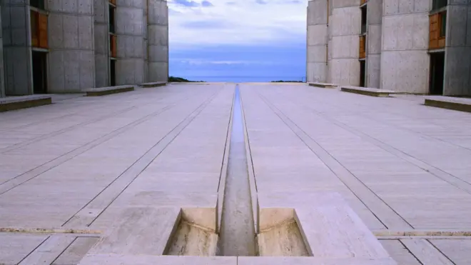 El Instituto Salk de Estudios Biológicos, un complejo de laboratorios situados en La Jolla, California, (EE.UU.) es un ejemplo de la neuroarquitectura.