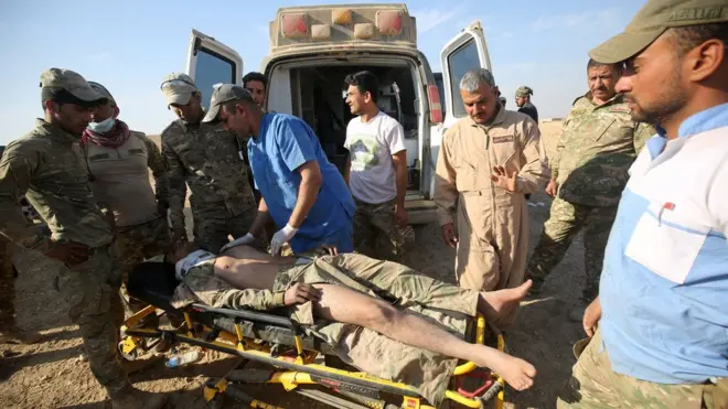 اخلاء جريح من الجيش العراقي في معركة السيطرة على بلدة حمام العليل الاثنين