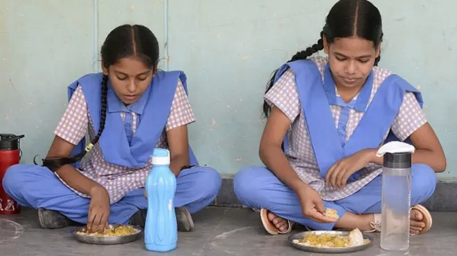 మధ్యాహ్న భోజనం చేస్తున్న విద్యార్థినులు