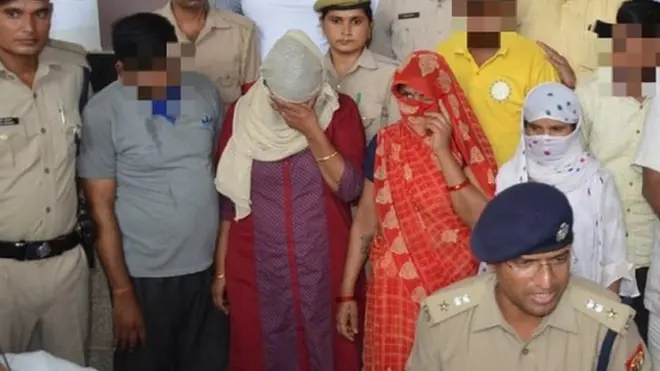 आगरा जीआरपी के एसपी मोहम्मद मुश्ताक़ पकड़े गए अपराधियों के साथ