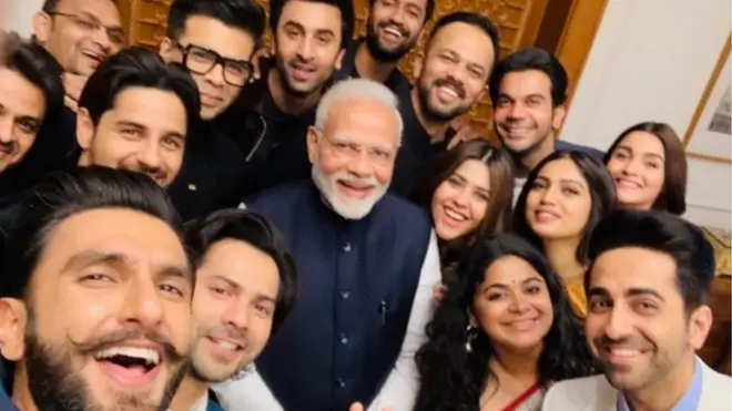 مودی کے ساتھ فلم سٹارز کی سیلفی