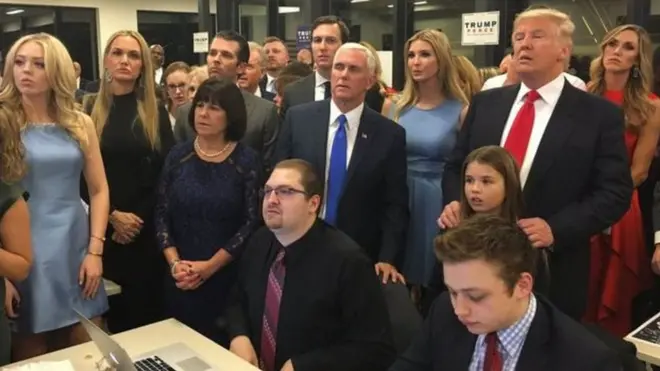 ට්‍රම්ප් සහ පවුලේ සාමාජිකයන් ඡන්ද ප්‍රතිඵල නරඹමින්