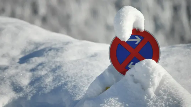 Знак в снегу