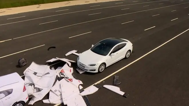 Автопилот не спас машину от столкновения, к счастью, это был только тест.