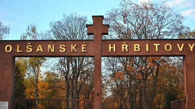 Вхід до Ольшанського цвинтаря у Празі