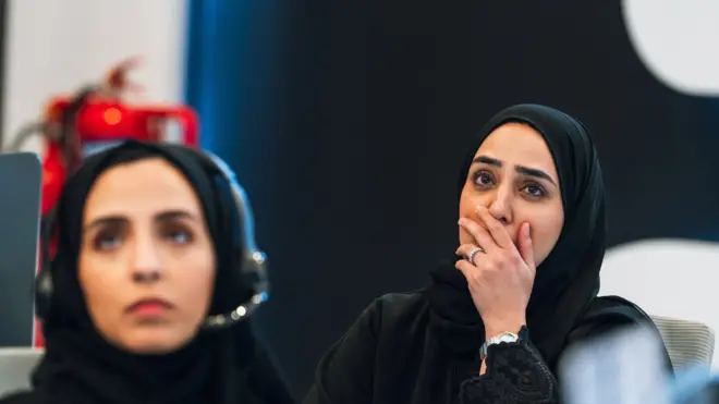 فريق مركز محمد بن راشد للفضاء وهو يتابع المستجدات من غرفة التحكم بالمهمات الفضائية في طوكيو