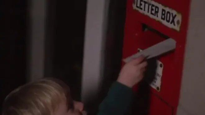 Ребенок отправляет письмо Санта-Клаусу