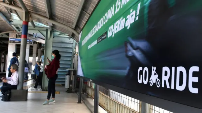 Iklan aplikasi Go-Jek di sebuah stasiun di Jakarta pada 18 September 2017.