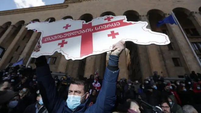 Сторонники оппозиции разбили палатки у здания парламента, многие намерены оставаться здесь всю ночь