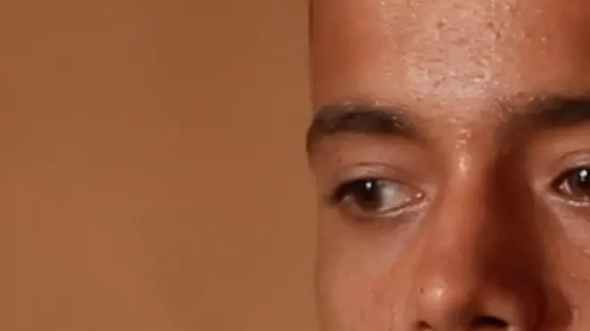 Baskan melarang ibunya pergi ke luar negeri agar adik-adiknya ada yang menjaga.