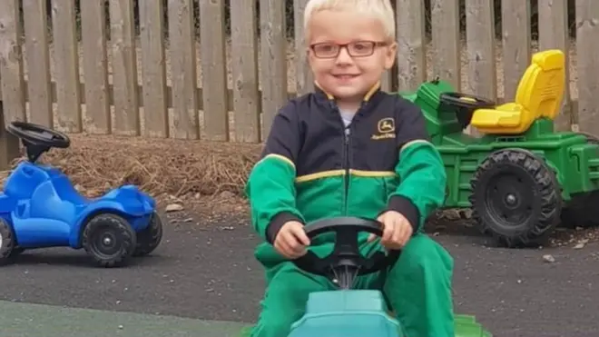 چارلی ٹیکٹر چلانا اور مٹی کی کھدائئ پسند کرتے ہیں اور یہ کام ان کی اس وقت مدد کرتا ہے جب وہ شدید جذباتی کیفیت کا شکار ہوتے ہیں