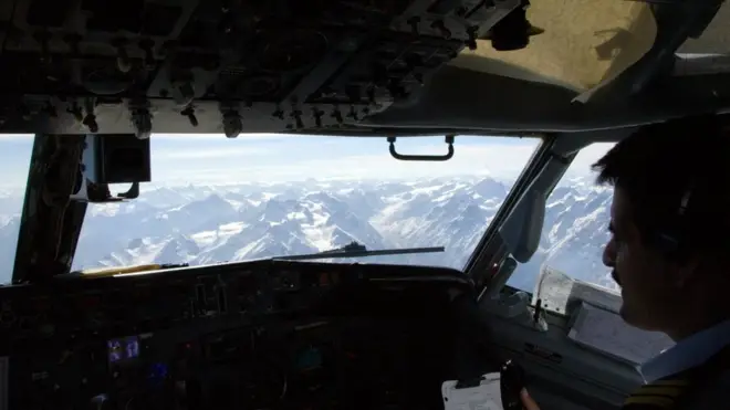 Авиалайнер Boeing 737 над горами в Пакистане