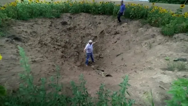 우크라이나 전쟁: 곡물 수확을 위해 전쟁터에 남은 농부들