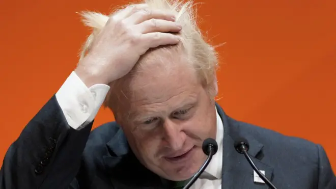 Boris Johnson agarrándose la cabeza.