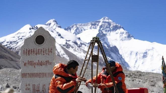 中国测绘队2020年5月在珠峰大本营附近测试设备。