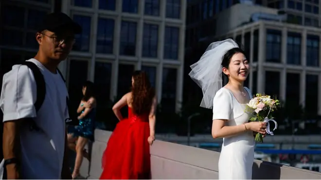 拍攝婚紗照的中國姑娘