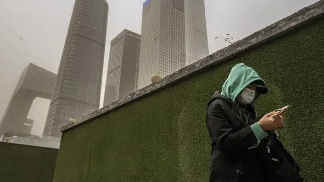 Пекин, женщина с телефоном