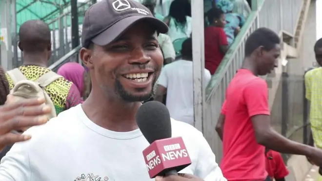 Man wey dey sing Nigeria anthem