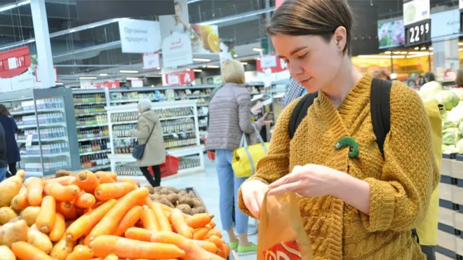 Львів'янка Софія Сидоренко під час купівлі продуктів у супермаркеті не використала жодного поліетиленового пакета. Із собою взяла торби, контейнери та лоток для яєць.