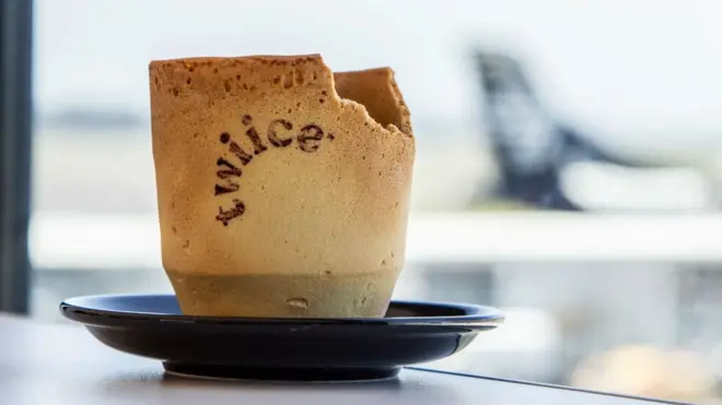 Una taza de café comestible.