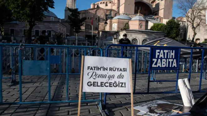 Ayasofya önünde "Fatih'in rüyası Roma'ya da geleceğiz" yazılı bir pankart