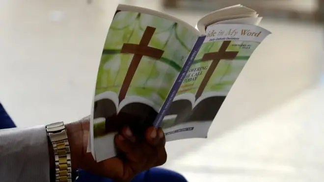 Pesin hold book catholic song book