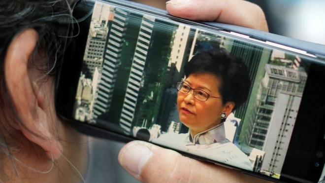 多家香港和外国媒体都在网络上即时报道示威的发展。