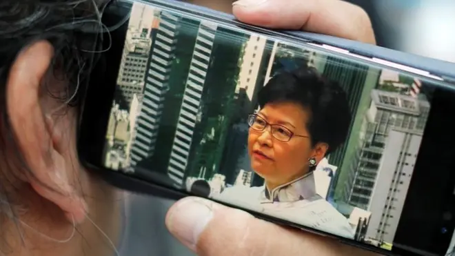 多家香港和外国媒体都在网络上即时报道示威的发展。