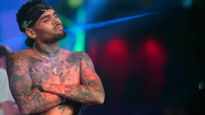 El caso más sonoro de Chris Brown con la justicia ocurrió en 2009 cuando fue detenido por atacar a su entonces pareja Rihanna.