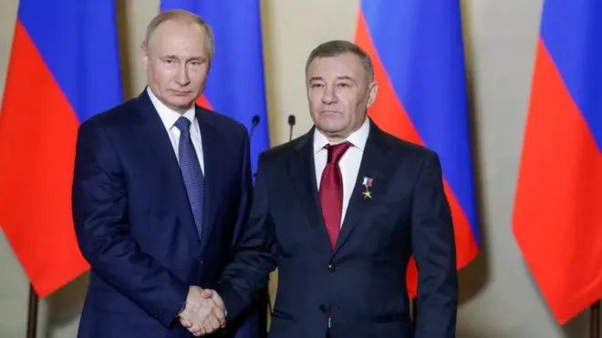 Rotenberg (kanan) dikenal dekat denga Putin (kiri) dalam hubungan bisnis maupun pertemanan
