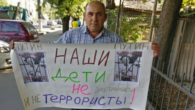 Кримські татари протестують проти переслідування своїх рідних за тероризм і екстремізм