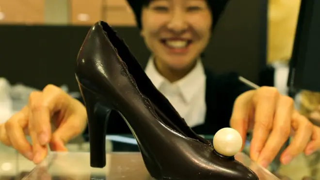 巧克力做的高跟鞋。60%的受訪女性說，今年的情人節只買巧克力犒勞自己。