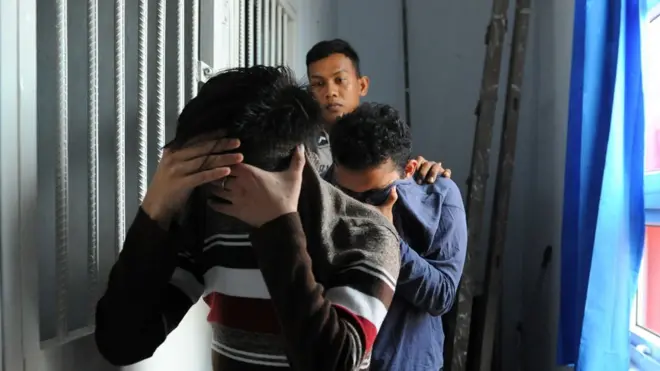 Laki-laki berinisial MT dan MH masing-masing dijatuhi hukuman cambuk 85 kali setelah dinyatakan melakukan hubungan seksual sesama jenis.