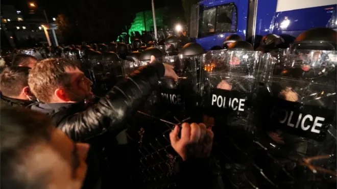 Протестующие пытались штурмовать здание ЦИК, сообщили в полиции