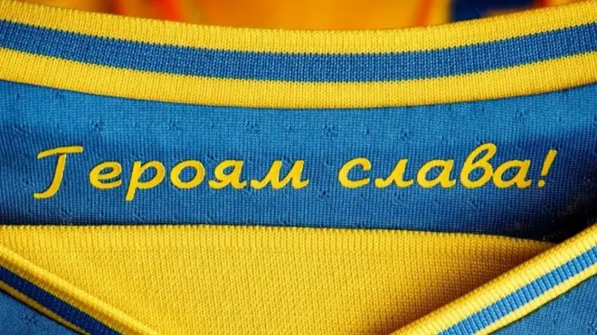 u kragni dresa piše: „Slava herojima!&quot;