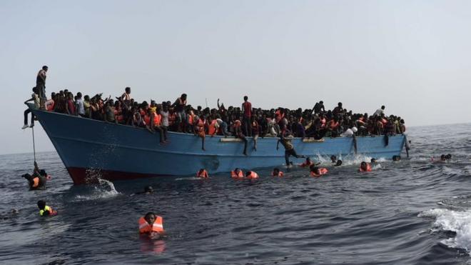 Un barco lleno de migrantes hace agua en el Mediterráneo
