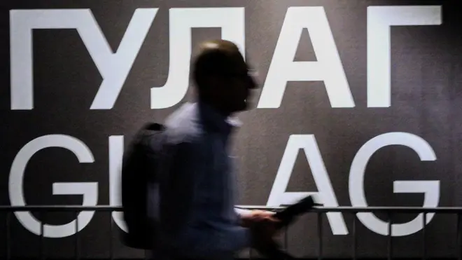 Силуэт мужчины на фоне надписи "Гулаг"