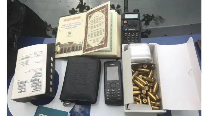 Barang bukti yang ditemukan di dalam kendaraan pelaku penembakan di pinggiran Kota Tuban, Jatim