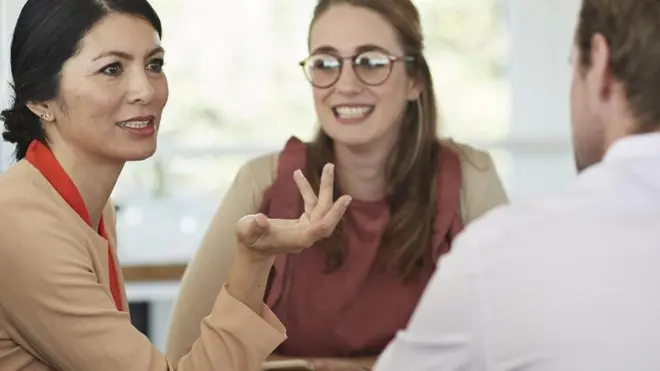 امرأة تتحدث