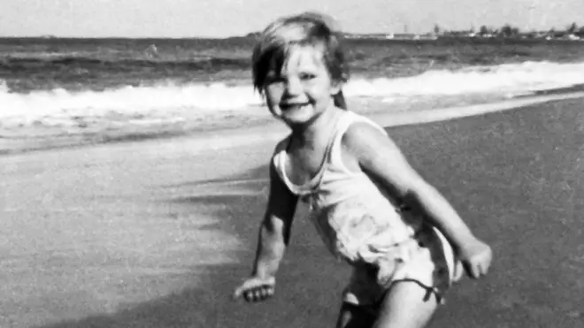 शेरिलचा बीचवर कुटुंबाने काढलेला फोटो