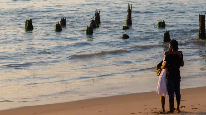 Couple angolais sur la plage, province de Benguela, Angola, le 9 juillet 2018.