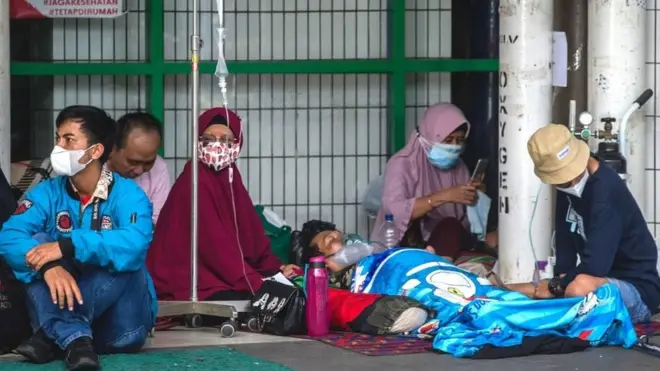 Pasien saat terpaksa menunggu di teras sebuah rumah sakit di Surabaya untuk mendapat perawatan di Instalasi Gawat Darurat, 11 Juli 2021.