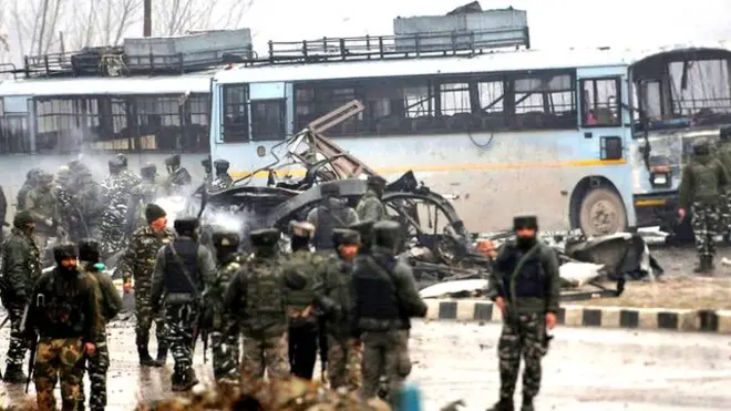 पुलवामा ज़िले में सीआरपीएफ़ जवानों पर हमला