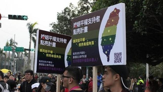 许多志工在现场举着告示牌，期盼婚姻平权可以藉由民法修正赶快通过(BBC Chinese)。