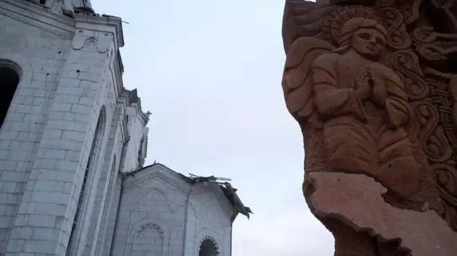 Как после обстрела выглядит собор XIX века в Нагорном Карабахе