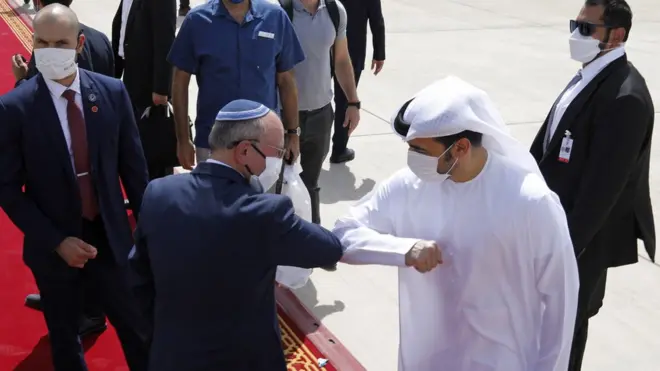 Penasihat Keamanan Nasional Israel Meir Ben-Shabbat diantar oleh pejabat UEA ketika hendak menaiki pesawat di Abu Dhabi pada Selasa (01/09).
