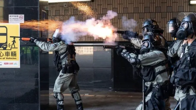 Поліція застосовує сльозогінний газ і гумові кулі