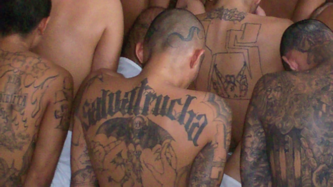 Los miembros de la Mara Salvatrucha a menudo se tatúan el nombre de la pandilla y símbolos de su identidad.