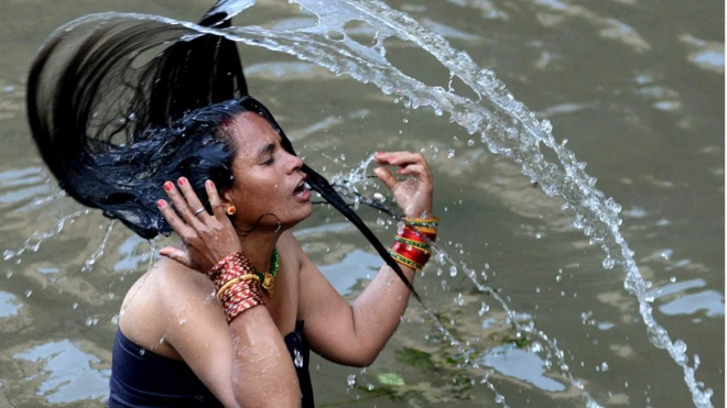 امرأة تستحم